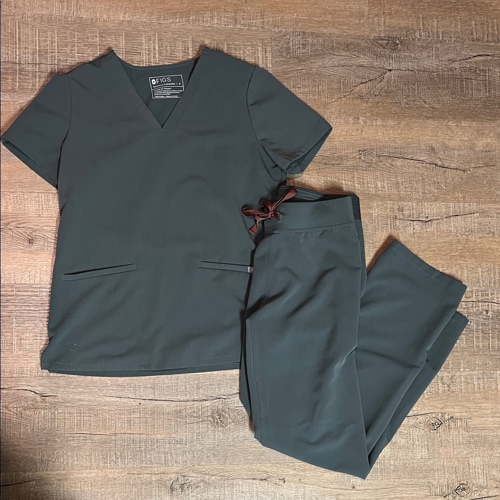 FIGS Deep Green Scrub Ensemble